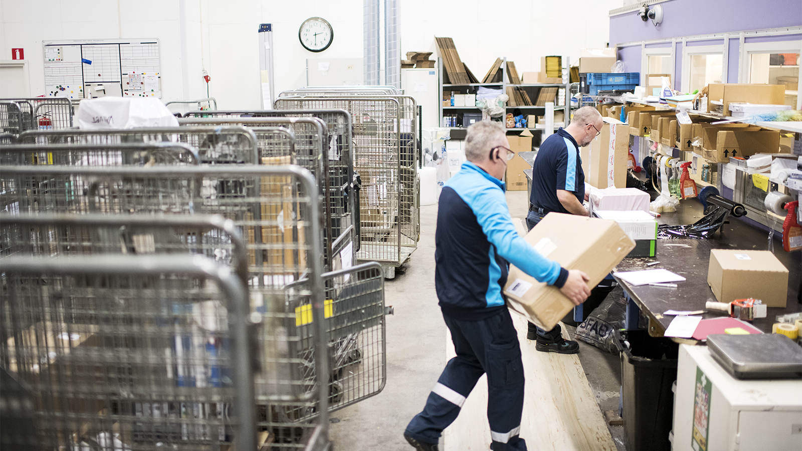 Om ett paket helt saknar adress eller liknande uppgifter så fotograferas innehållet och läggs in i en sökbar databas. Foto: Erik Ardelius.