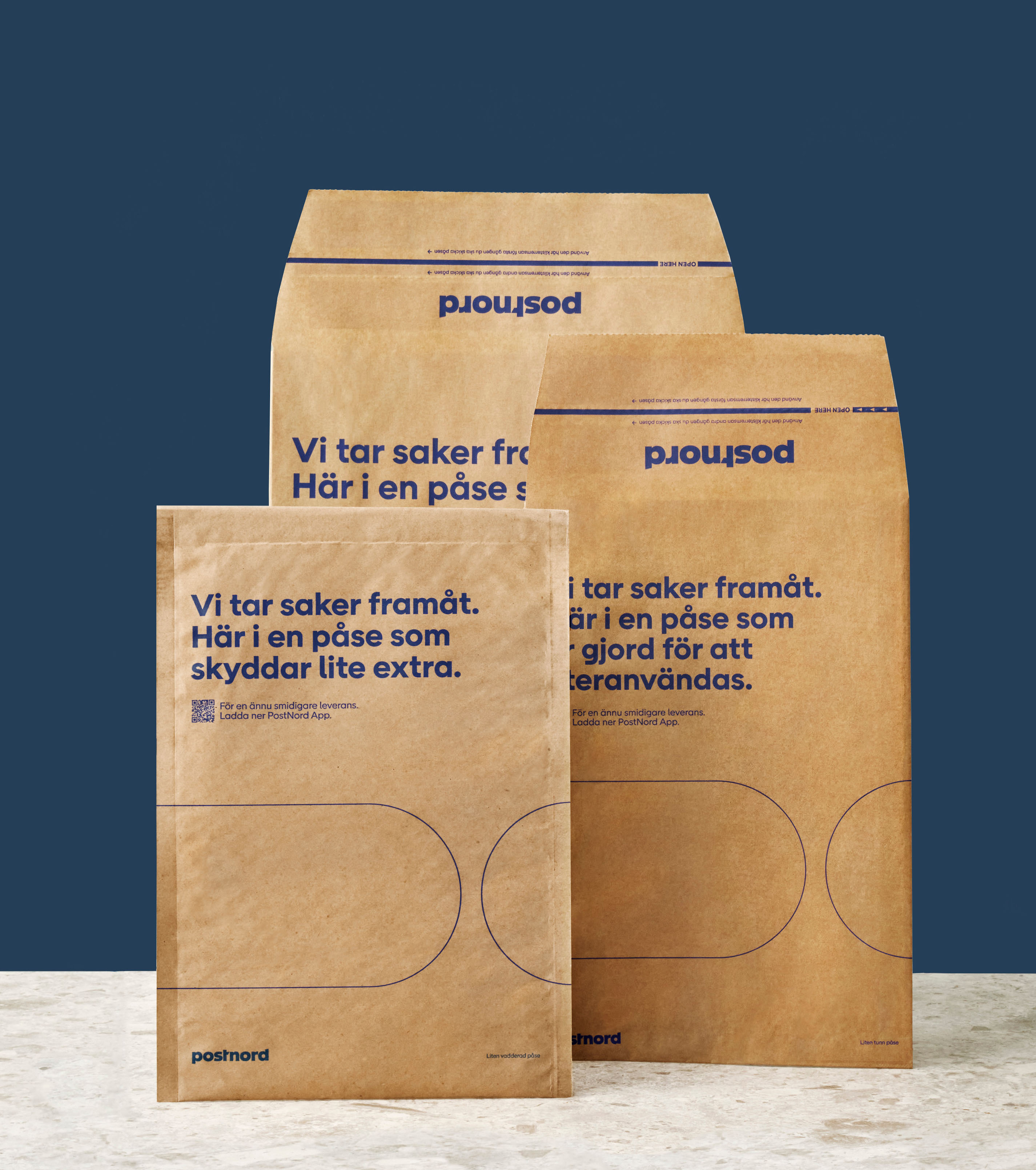 En bild p&aring; PostNords Packa snyggt p&aring;sar. P&aring;sarna syns mot bl&aring; bakgrund.